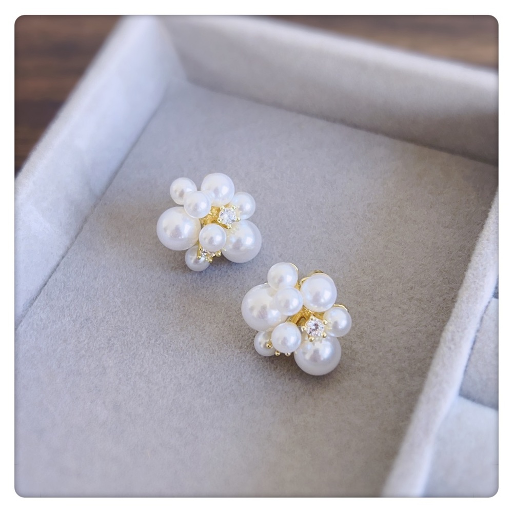 ✨NEW LAUNCH✨Flower style white pearl earrings for women, party, girls - Picture 2 of 4